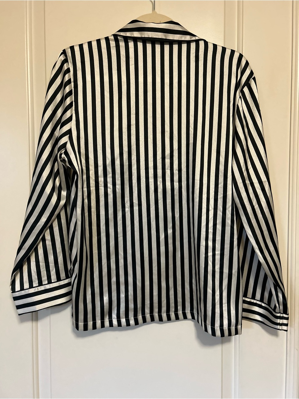 New!! 🥱💤🖤 Victoria's Secret Black & White Striped Satin Pajama Set 😴💤🖤 - Picture 12 of 15